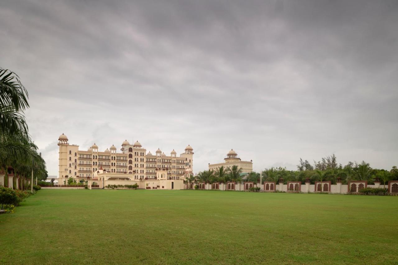 Uday Palace Navsari, A Member Of Radisson Individuals מראה חיצוני תמונה